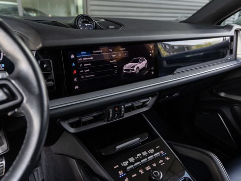 Certified 2024 Porsche Cayenne Coupe AWD/4WD image 28