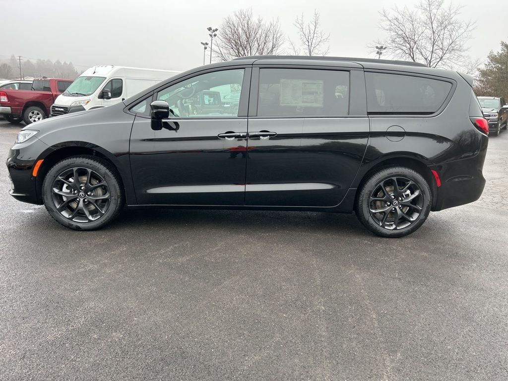 New 2026 Chrysler Pacifica Select w/ S Appearance Package AWD/4WD image 2