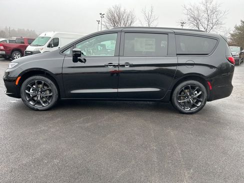 New 2026 Chrysler Pacifica Select image 2