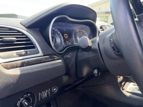 Used 2018 Chrysler 300 Limited AWD/4WD image 25