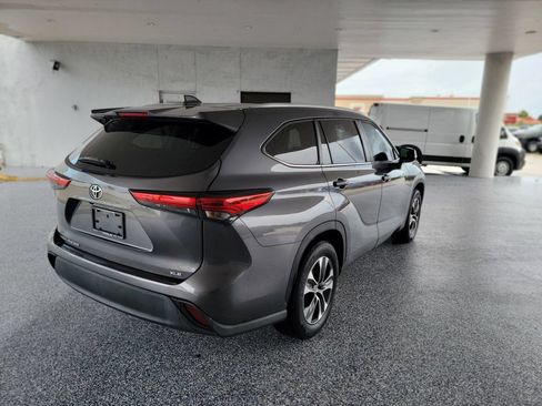 Used 2023 Toyota Highlander XLE FWD image 5