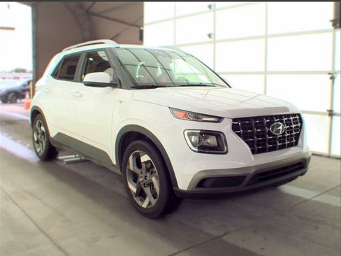 Used 2025 Hyundai Venue SEL FWD image 17