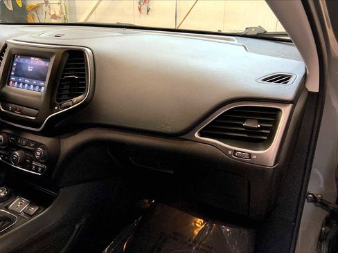 Used 2019 Jeep Cherokee Latitude Plus w/ Cold Weather Group image 17