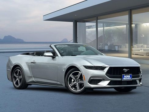 Used 2025 Ford Mustang Convertible image 1