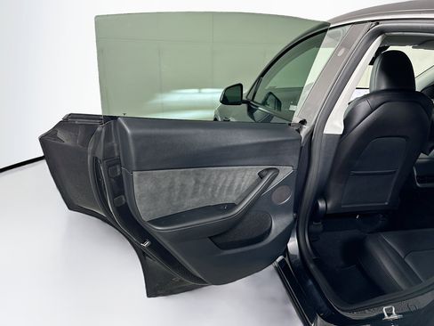 Used 2024 Tesla Model Y Long Range AWD/4WD image 24