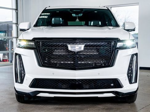 Used 2023 Cadillac Escalade V w/ LPO, ONYX Package image 3