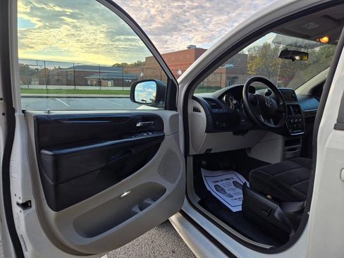 Used 2012 Dodge Grand Caravan SXT image 18