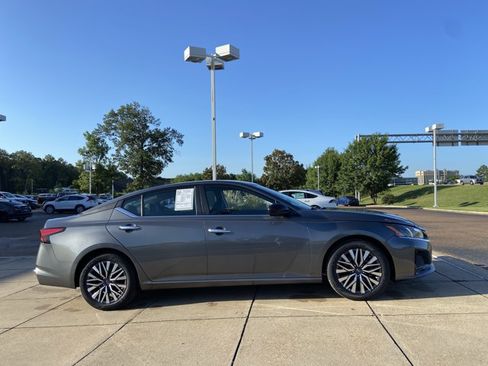 Used 2025 Nissan Altima 2.5 SV FWD image 13