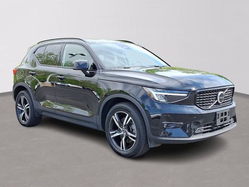 Used 2023 Volvo XC40 B5 Plus w/ Climate Package AWD/4WD image 3