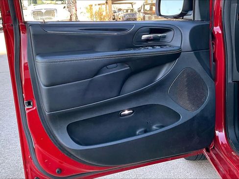 Used 2016 Dodge Grand Caravan SE image 23