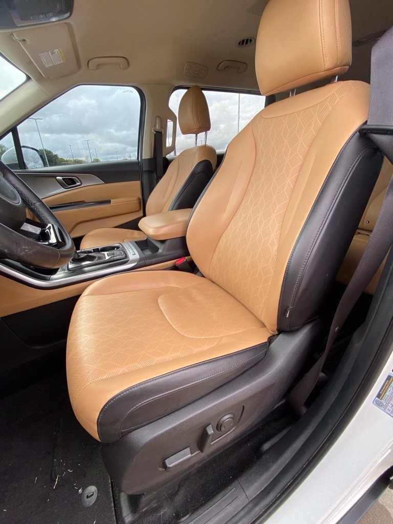 Certified 2024 Kia Carnival LX FWD image 11