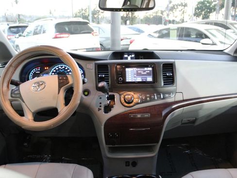 Used 2013 Toyota Sienna XLE FWD image 15