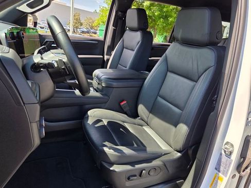 Used 2025 Chevrolet Suburban LT RWD image 7
