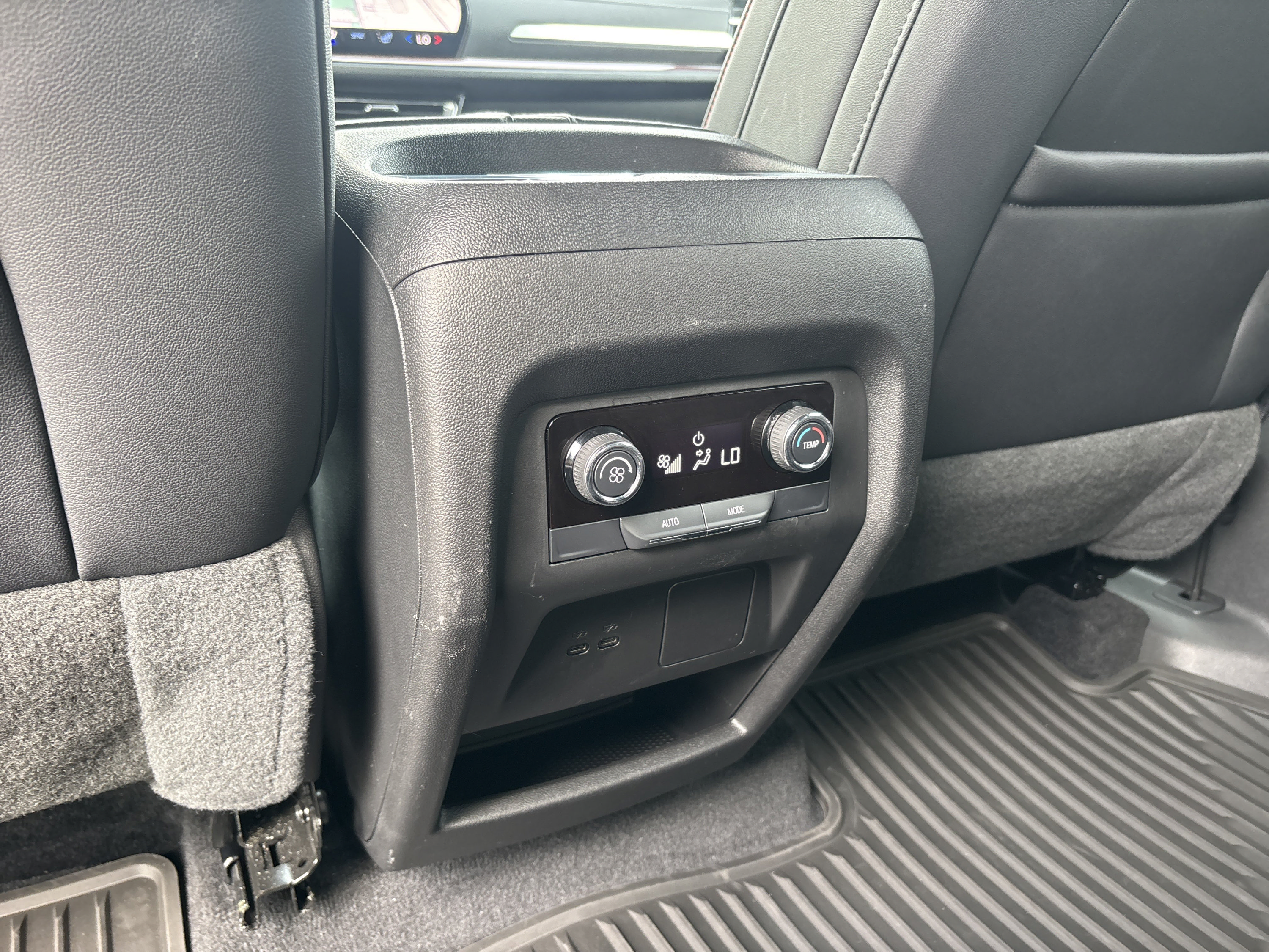 Used 2025 Chevrolet Traverse Z71 AWD/4WD image 28