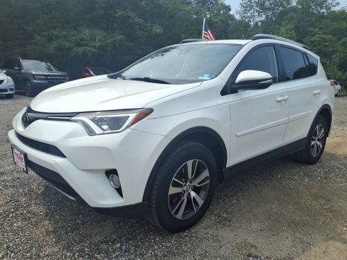 Used 2018 Toyota RAV4 XLE AWD/4WD image 5