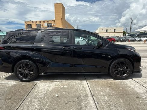 Used 2021 Toyota Sienna XSE w/ XSE Plus Package FWD image 16