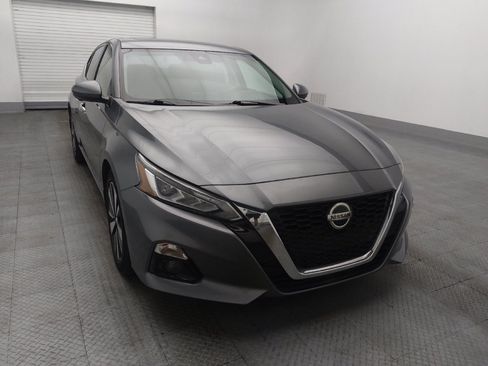Used 2020 Nissan Altima 2.0 Platinum FWD image 14