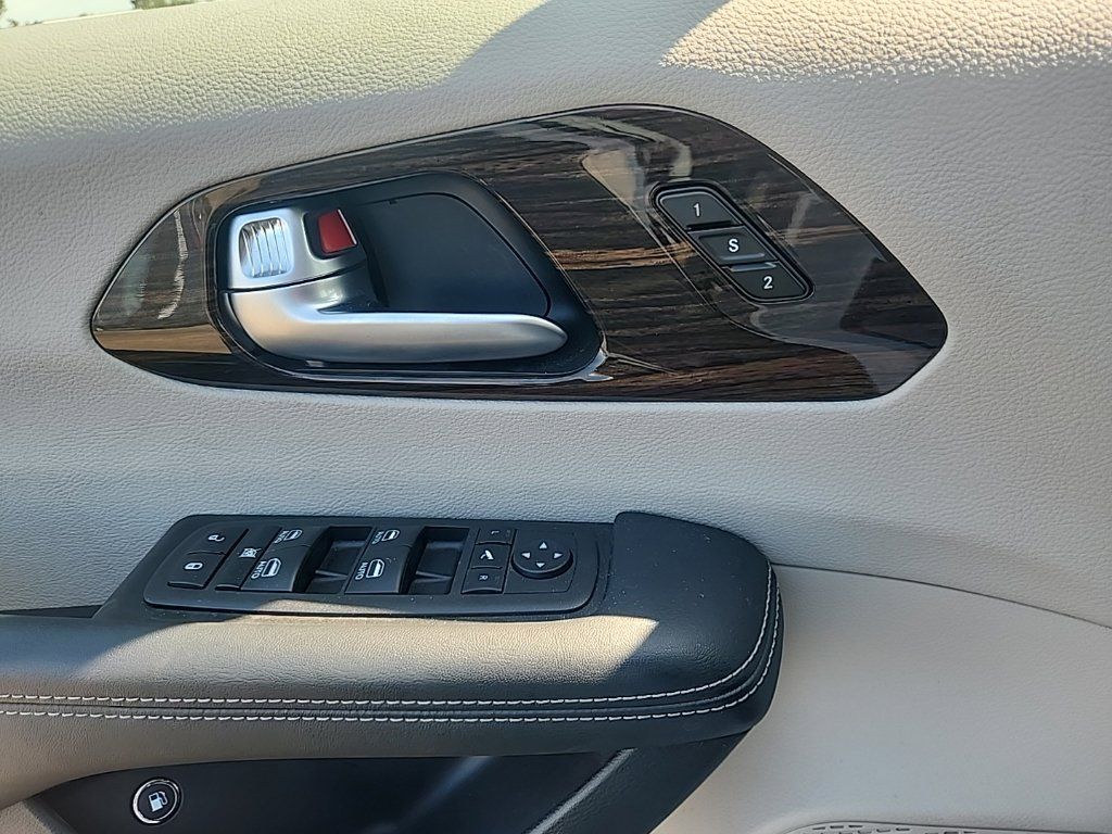 Used 2023 Chrysler Pacifica Limited FWD image 25
