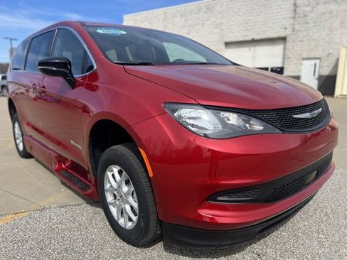 Used 2025 Chrysler Voyager LX image 8