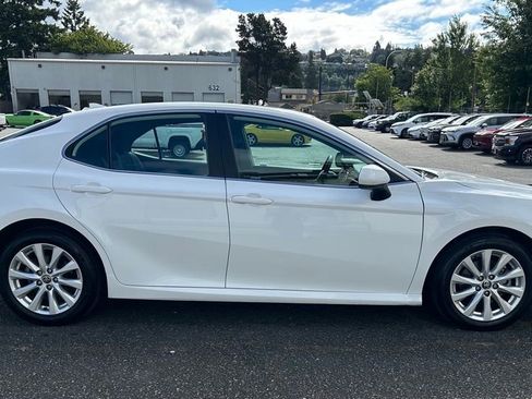 Used 2020 Toyota Camry LE FWD image 4