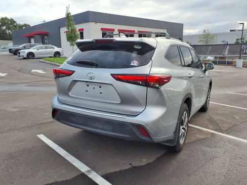 Used 2022 Toyota Highlander XLE AWD/4WD image 4