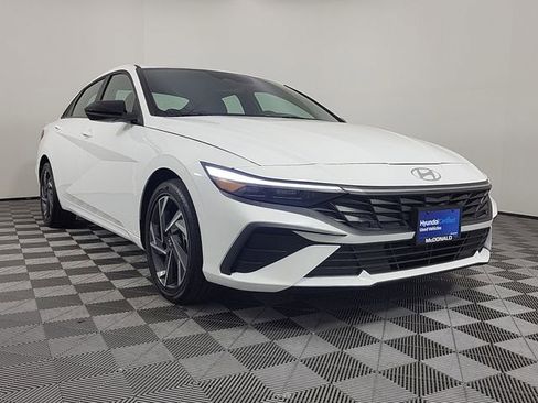 Certified 2025 Hyundai Elantra SEL FWD image 6