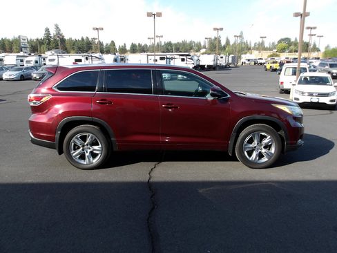 Used 2015 Toyota Highlander Limited w/ Driver Technology Package AWD/4WD image 6