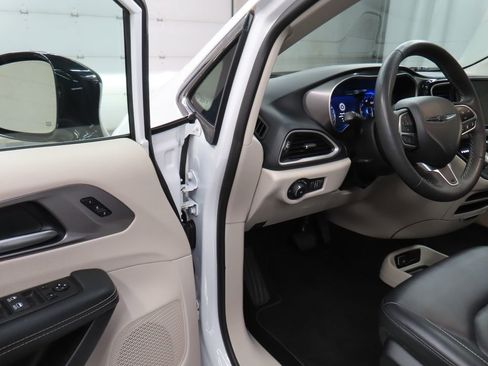 Used 2024 Chrysler Pacifica Touring-L FWD image 44