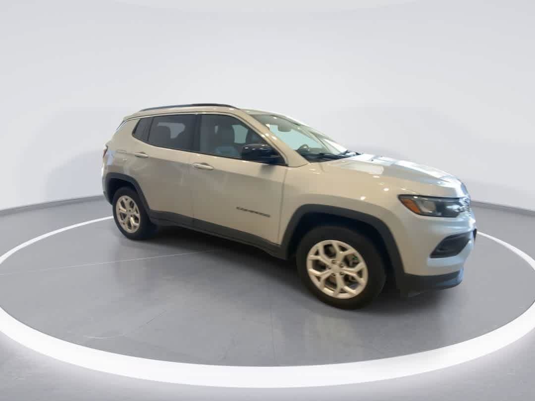 Used 2024 Jeep Compass Latitude AWD/4WD image 2
