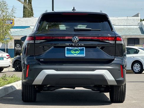 Used 2025 Volkswagen Tiguan SE FWD image 5