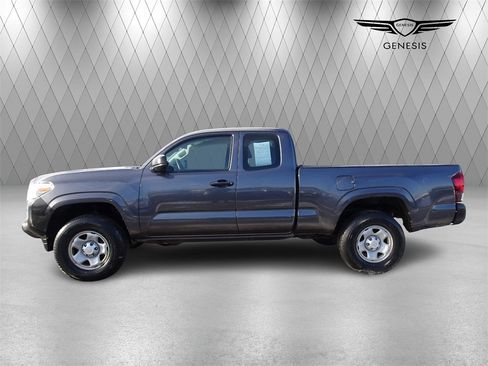 Used 2018 Toyota Tacoma SR image 2