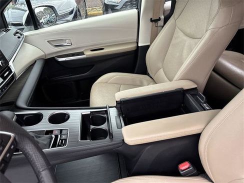 Certified 2024 Toyota Sienna Limited image 26