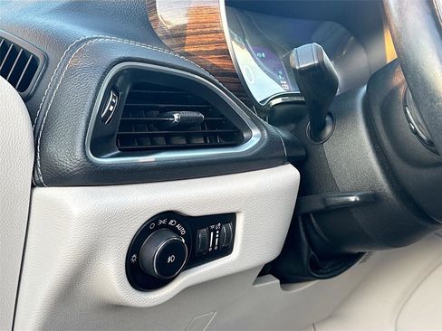 Used 2021 Chrysler Pacifica Limited w/ Uconnect Theater Family Group image 11