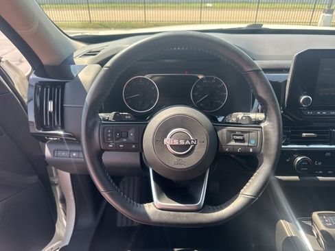 Used 2022 Nissan Pathfinder SV image 13