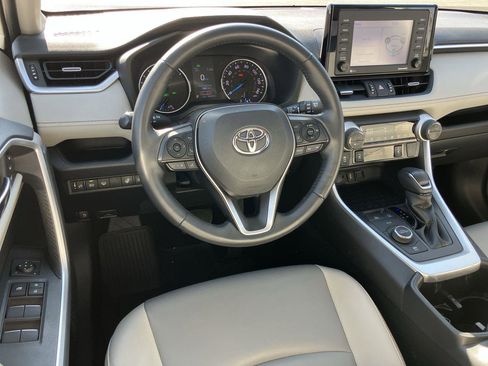 Used 2022 Toyota RAV4 XLE Premium image 15