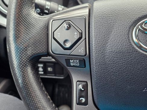 Used 2018 Toyota Tacoma TRD Off-Road image 32