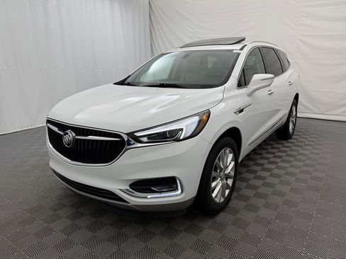 Used 2021 Buick Enclave Essence image 2