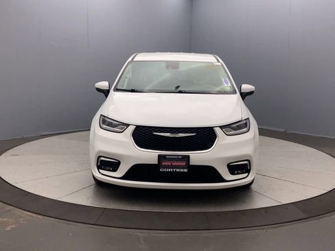 Used 2023 Chrysler Pacifica Touring-L FWD image 8