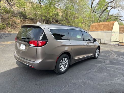 Used 2017 Chrysler Pacifica Touring-L image 8