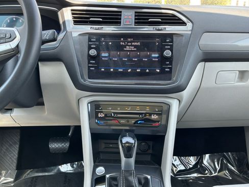 Used 2023 Volkswagen Tiguan SE w/ Panoramic Sunroof Package FWD image 15