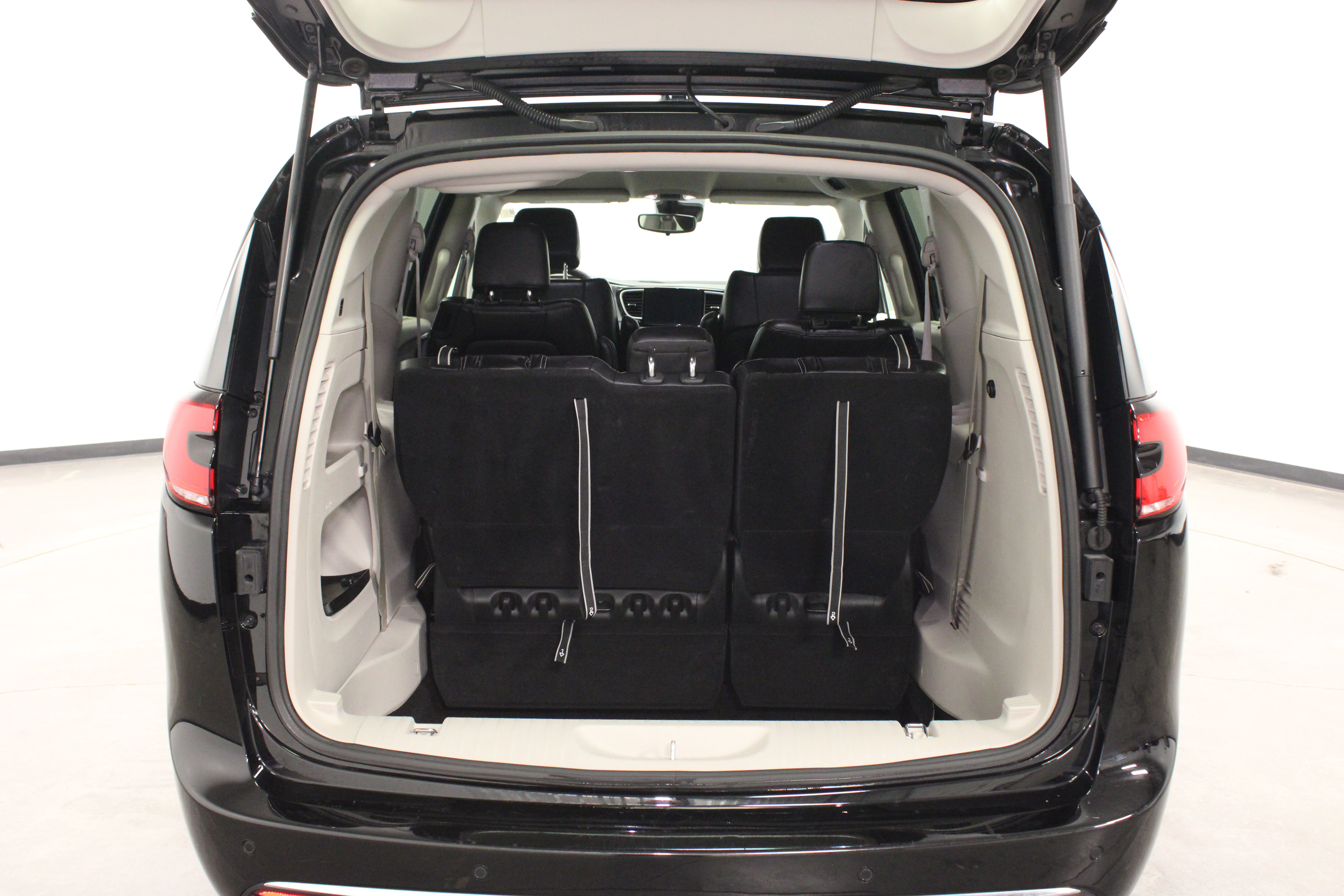 Used 2024 Chrysler Pacifica Touring-L FWD image 12
