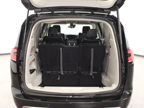 Used 2024 Chrysler Pacifica Touring-L FWD image 12