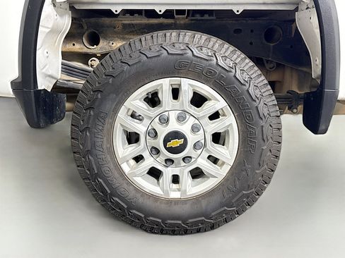 Used 2023 Chevrolet Silverado 2500 LT image 32