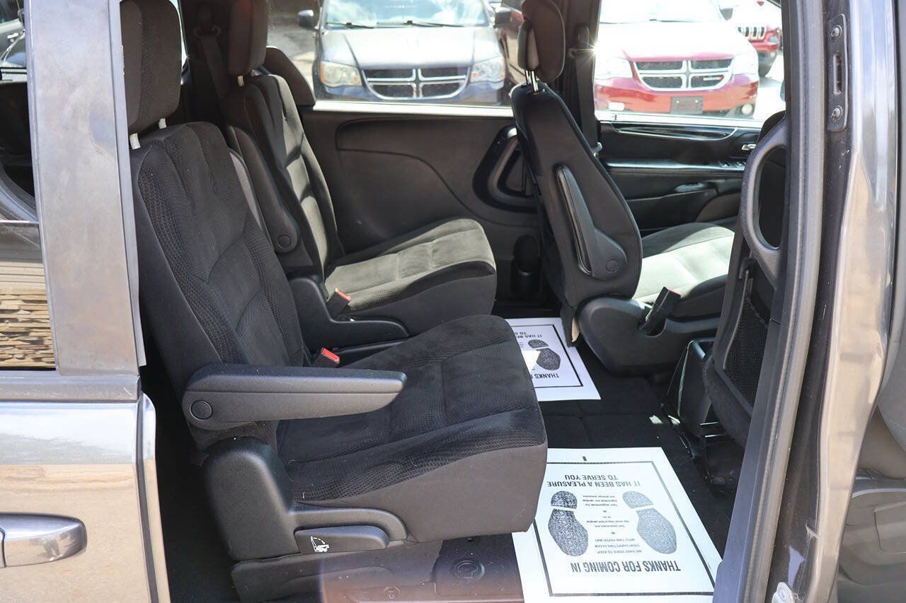 Used 2018 Dodge Grand Caravan SE FWD image 24