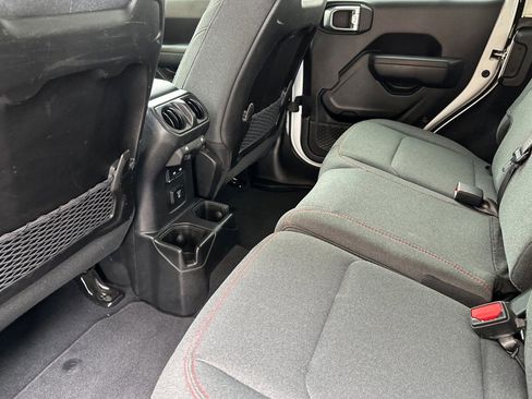 Used 2025 Jeep Wrangler Unlimited Rubicon image 12