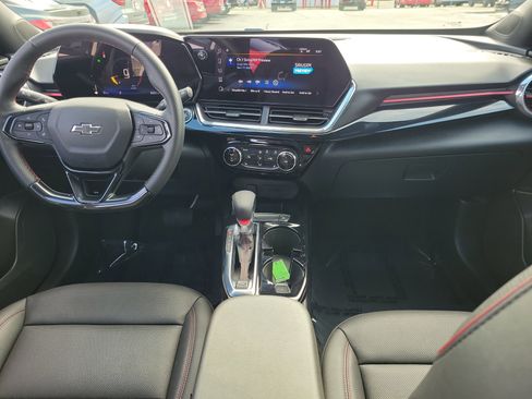 Used 2025 Chevrolet Trax RS FWD image 9