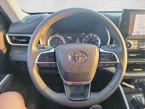 Used 2023 Toyota Highlander XLE image 19