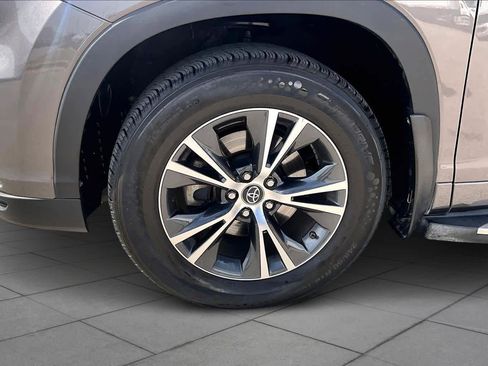 Used 2016 Toyota Highlander XLE image 11