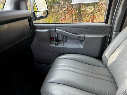 Used 2018 Chevrolet Express 2500 w/ Driver Convenience Package image 8