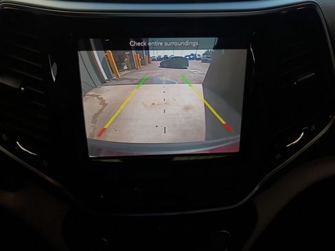 Used 2019 Jeep Cherokee Limited FWD image 9